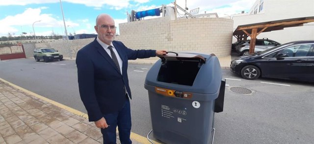 El concejal de Medio Ambiente del Ayuntamiento de Alicante, Manuel Villar, muestra los nuevos contenedores de la ciudad