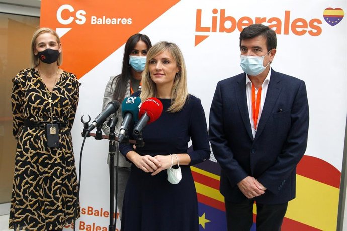 La coordinadora autonómica de Cs Baleares, Patricia Guasp; junto a la portavoz de Cs en el Ayuntamiento de Palma, Eva Pomar; el portavoz de Cs en el Ayuntamiento de Valencia, Fernando Giner; y la vicealcaldesa del Ayuntamiento de Madrid, Begoña Villacís.