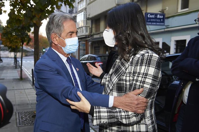 El presidente de Cantabria, Miguel Ángel Revilla (i), y la presidenta de Ciudadanos (Cs), Inés Arrimadas (d)