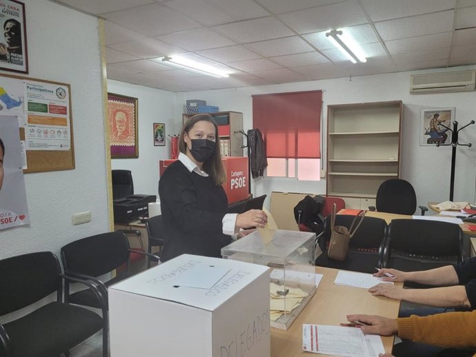 La candidata Lourdes Retuerto ejerce su derecho a voto en las primarias del PSRM