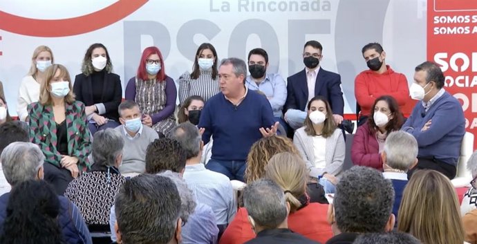 El secretario general del PSOE de Andalucía, Juan Espadas, flanqueado por la ministra de Educación, Pilar Alegría, y el alcalde de La Rinconada y secretario general del PSOE de Sevilla, Javier Fernández.