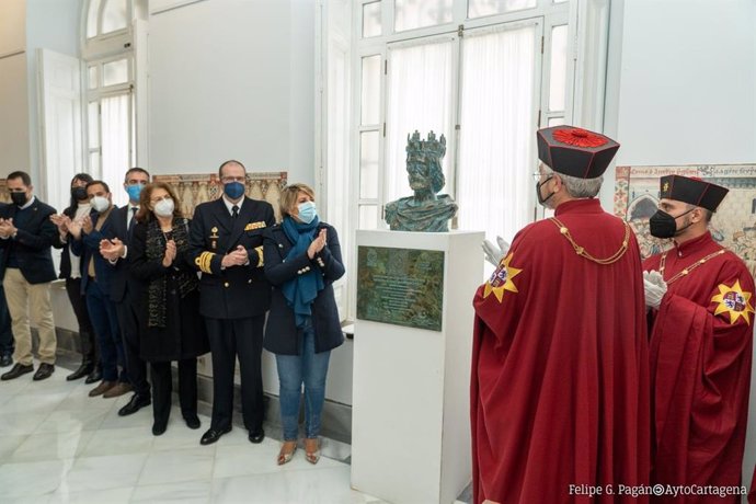 La Orden de Santa María dona un busto de Alfonso X para su instalación en el Castillo Concepción