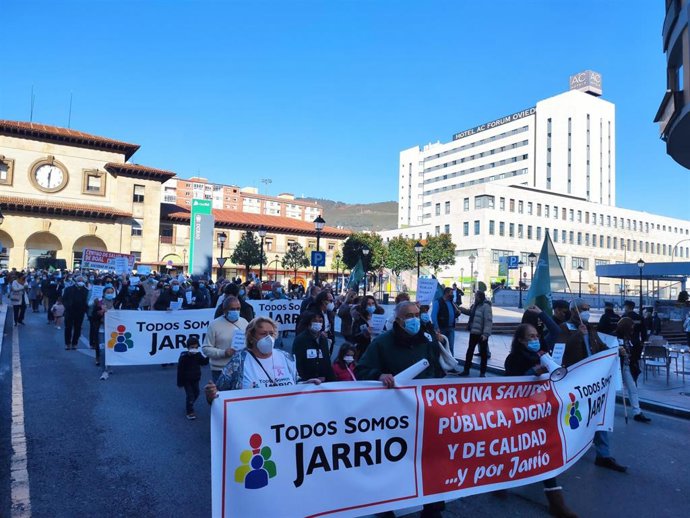 Movilización en Oviedo por una sanidad pública, digna y de calidad en Jarrio, organizada por la plataforma 'Todos somos Jarrio'.