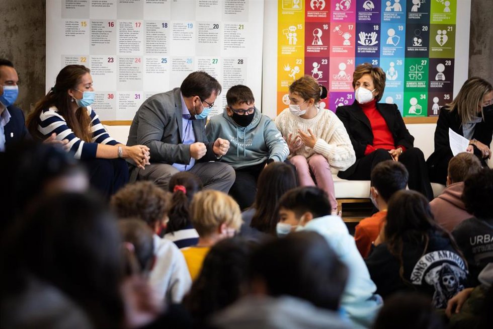 El alcalde de Paracuellos de Jarama, Jorge Alberto Campos, con niños en un colegio celebrando el sello 'Ciudad Amiga de la Infancia'