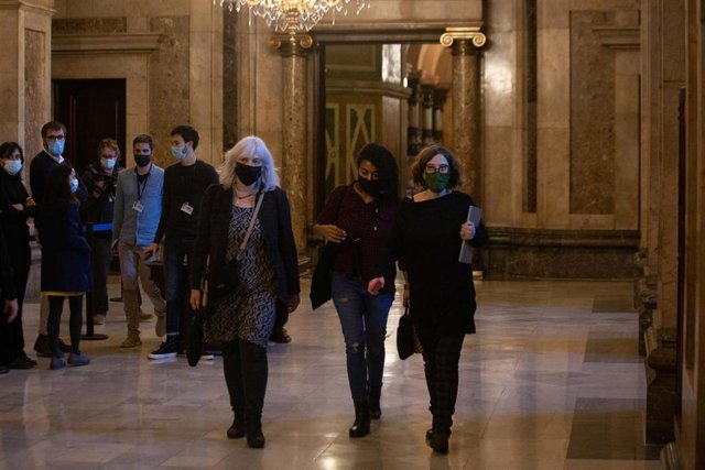 La líder de la CUP en el Parlament, Dolors Sabater (1i), y la portavoz 'cupaire', Eulàlia Reguant (1d), acuden a una reunión de la CUP con el president y el conseller de Economía, en el Parlament de Catalunya, a 17 de noviembre de 2021, en Barcelona, Cata
