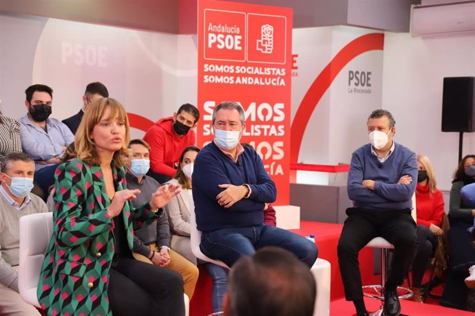 La ministra de Educación y FP, Pilar Alegría, en su intervención en el acto del PSOE en La Rinconada, acompañada de Juan Espadas, secretario general de los socialistas andaluces, y el alcalde de La Rinconada, Javier Fernández.