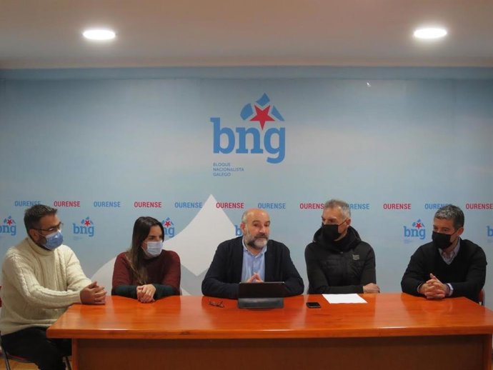 El diputado del BNG en el congreso, Néstor Rego, junto a los parlamentarios, María G. Albert e Iago Tabarés; el diputado provincial, Bernardo Varela; y los concejales de Ourense, Luis Seara y Rhut Reza.
