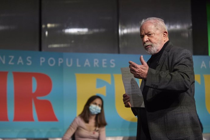El expresidente de Brasil Luiz Inácio Lula da Silva (d) y la líder de Podemos y ministra de Derechos Sociales y Agenda 2030, Ione Belarra (i), en la mesa de debate 'Construir futuro: retos y alianzas populares', en Casa América, a 20 de noviembre de 202