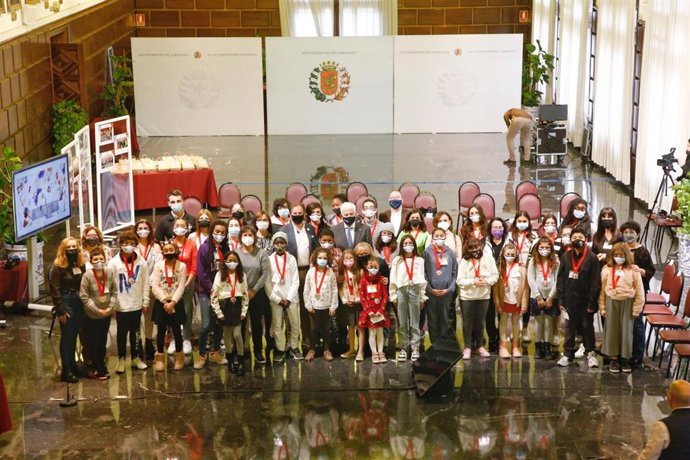 Niños y adolescentes trasladan al Ayuntamiento de Zaragoza sus propuestas para mejorar la ciudad y cuidar el medioambiente.