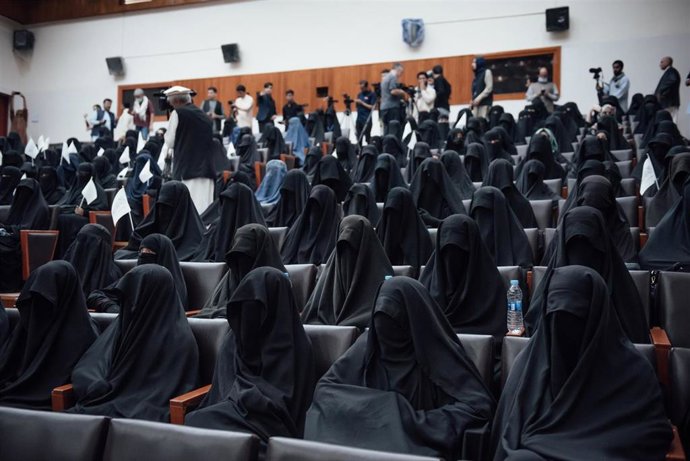 Un grupo de mujeres afganas asisten a un evento sobre educación en el Afganistán de los talibán.