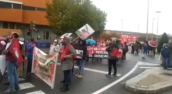 Miles de personas protestan en Sevilla para defender lo público y común: "El gobierno del cambio es para descambiarlo"