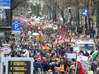 Miles de personas salen a la calle en Viena para protestar contra las nuevas medidas para frenar el coronavirus