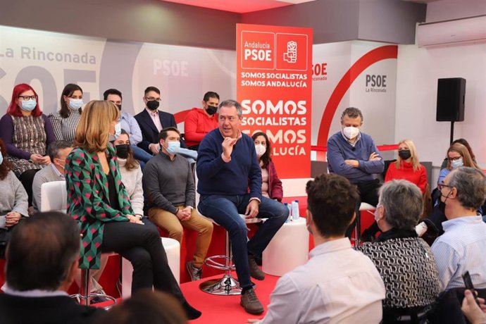 El secretario general del PSOE de Andalucía, Juan Espadas, acompañado de la ministra de Educación, Pilar Alegría, y el alcalde de La Rinconada y secretario general del PSOE de Sevilla, Javier Fernández.