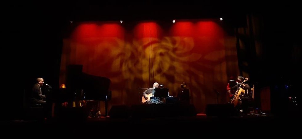 Pablo Milanés, en un momento de su actuación en el auditorio municipal Rafael de León, en Tomares.
