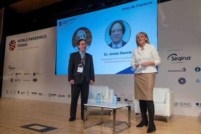 Amós García y María Neira durante la clausura del World Pandemics Forum.