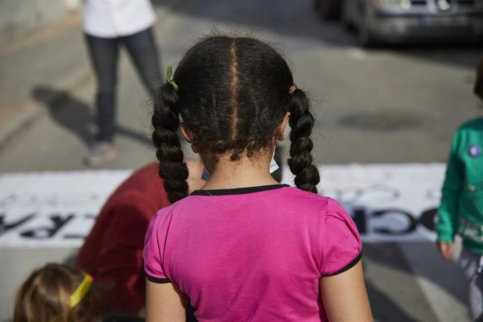 Archivo - Una niña de espaldas.