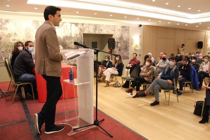 El secretario del PSOE de Santander, Pedro Casares, en la asamblea extraordinaria de la agrupación municipal celebrada este sábado