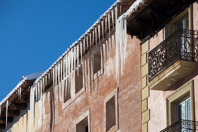 Archivo - Carámbanos colgados de un tejado de un edificio durante una ola de frío en Albarracín, Teruel.