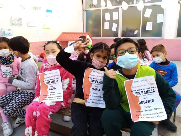 Niños en el Día del Pijama con el dorsal de la carrera 'Ni un niño sin familia'