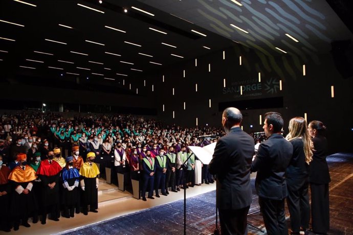 La promoción 2020 de la Facultad de Ciencias de la Salud de la USJ celebra su graduación.