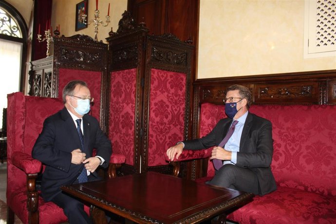 El presidente del Gobierno de Ceuta, Juan Vivas (PP), con el de la Xunta de Galicia, Alberto Núñez Feijóo.
