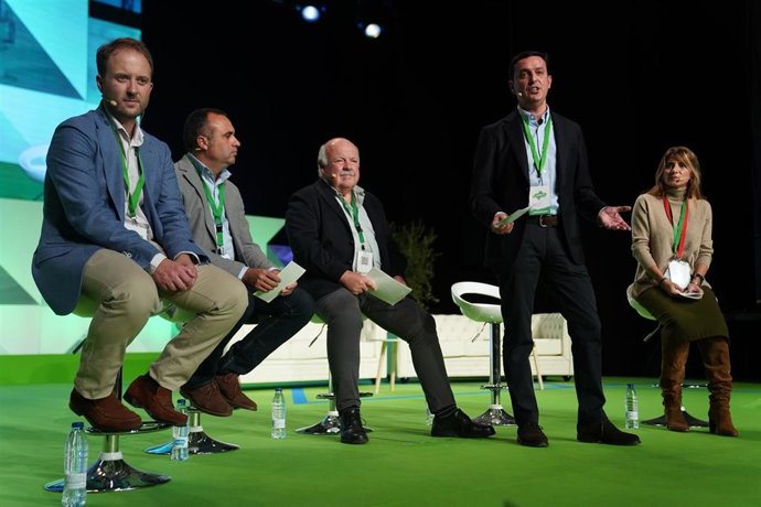 Presentación de la ponencia 'Andalucía de todos' en el 16 Congreso del PP andaluz