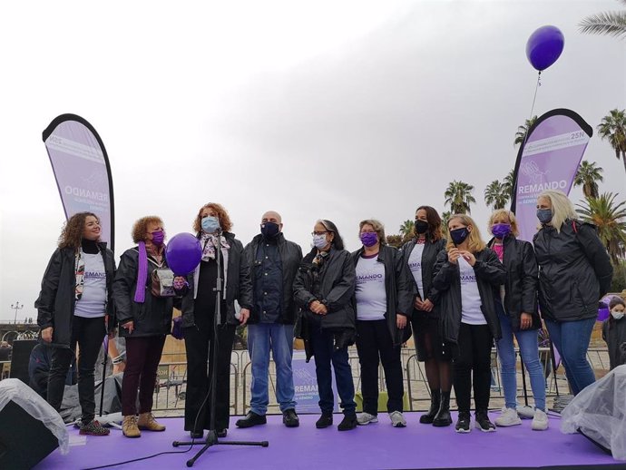 Actividad 'Remando contra la violencia de género' organizada por el Ayuntamiento de Sevilla con la ayuda de una decena de clubes deportivos.