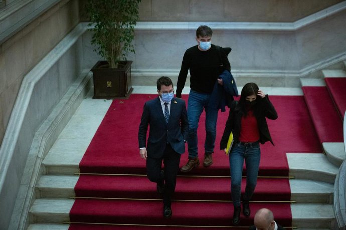 El presidente de la Generalitat, Pere Aragons; el presidente de ERC en el Parlament, Sergi Sabri, y la secretaria general adjunta y portavoz de ERC, Marta Vilalta