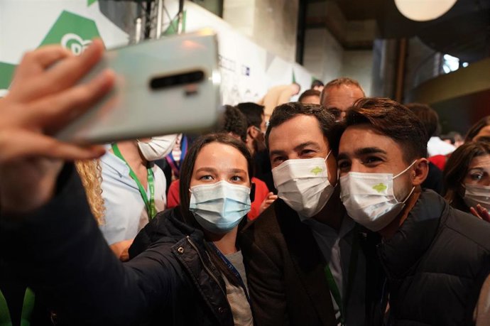 Selfie de Moreno con jóvenes de NNGG