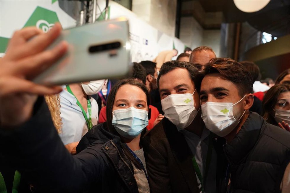 Selfie de Moreno con jóvenes de NNGG