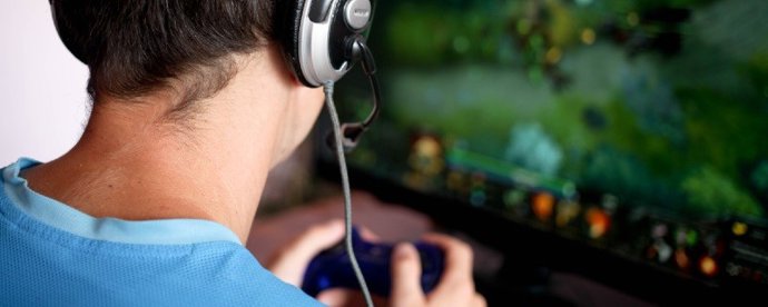 Archivo - Joven jugando a un videojuego.