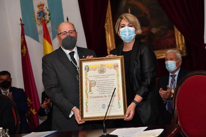 La alcaldesa Noelia Arroyo recibe la Medalla de la institución