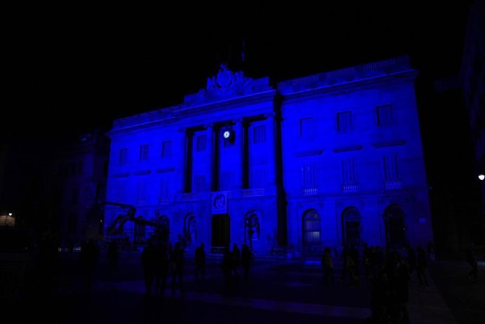 El Ayuntamiento de Barcelona iluminado de azul