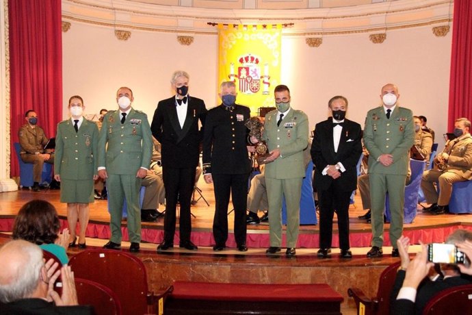 El Teniente General Jefe de la Fuerza Terrestre con una representación de la Legión y el Presidente y Vicepresidente de la Academia de la Diplomacia en el acto de homenaje a la Legión