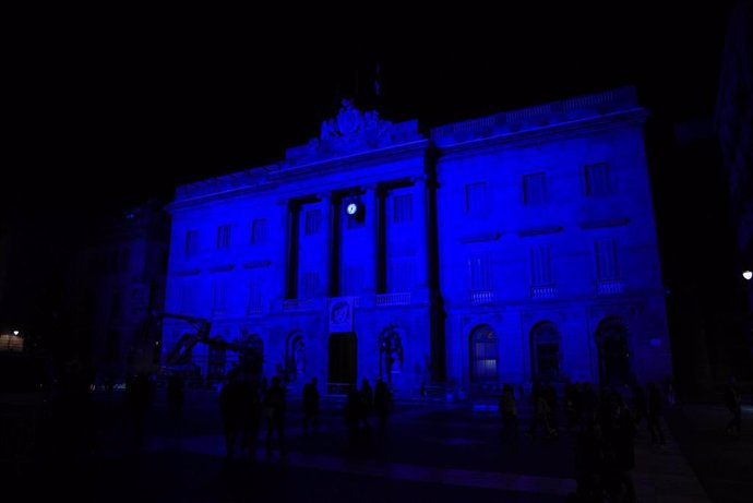 L'Ajuntament de Barcelona illuminat de blau