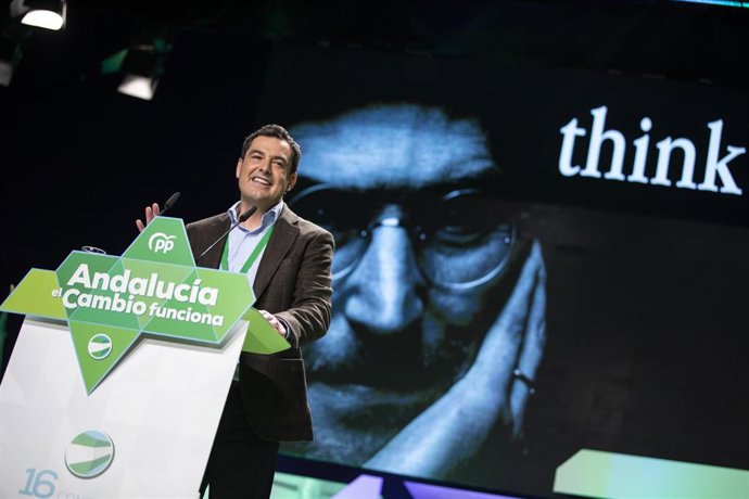 El presidente de la Junta de Andalucía, Juanma Moreno, durante su intervención en el XVI Congreso Autonómico del PP Andaluz que se está desarrollando este fin de semana en el Palacio de Congreso de Granada bajo el lema 'Andalucía, el cambio funciona' a 