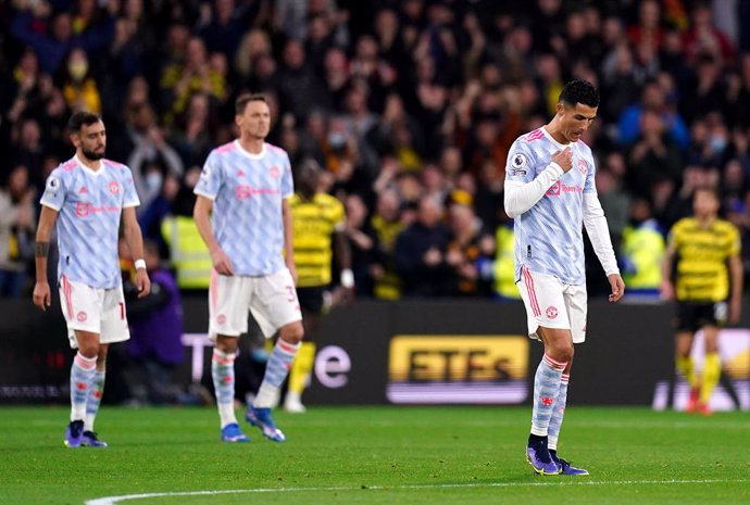 20 November 2021, United Kingdom, Watford: Manchester United's Cristiano Ronaldo and team-mates appears dejected after Watford's Joshua King (not pictured) scored his side's first goal during the English Premier League soccer match between Watford and M