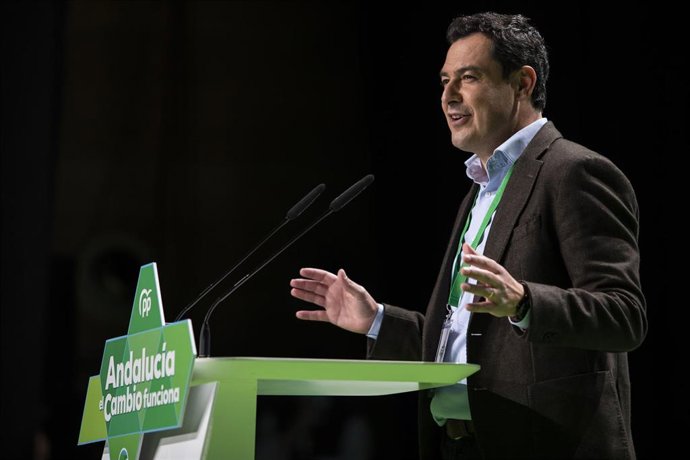 El presidente de la Junta de Andalucía, Juanma Moreno, durante su intervención en el XVI Congreso Autonómico del PP Andaluz que se está desarrollando este fin de semana en el Palacio de Congreso de Granada bajo el lema 'Andalucía, el cambio funciona' a 