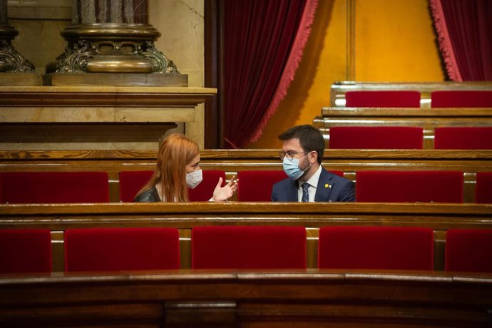 Archivo - La presidenta de los comuns en el Parlament, Jéssica Albiach, conversa con el presidente de la Generalitat, Pere Aragons