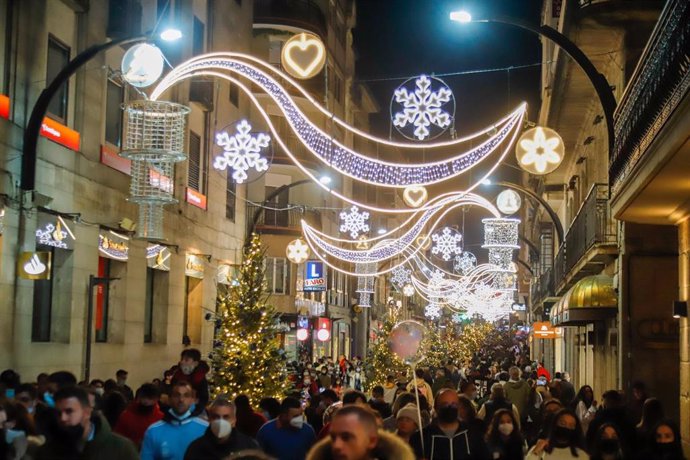 Varias personas esperan el encendido de las luces navideñas, a 20 de noviembre de 2021, en Vigo, Pontevedra, Galicia (España)