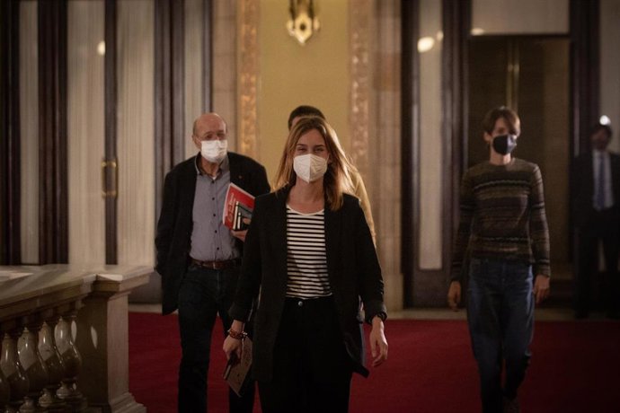 La líder de los comuns en el Parlament, Jéssica Albiach; el portavoz de la formación, David Cid, y los diputados Joan Carles Gallego y Marc Parés al salir de la reunión con el presidente de la Generalitat, Pere Aragons