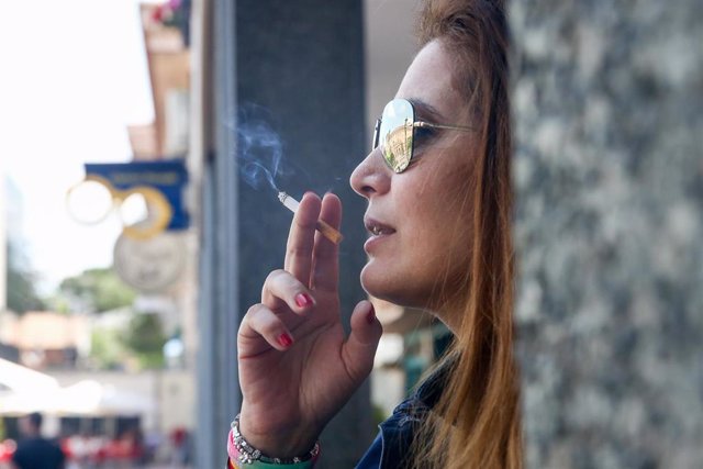 Archivo - Mujer fumando un cigarro.