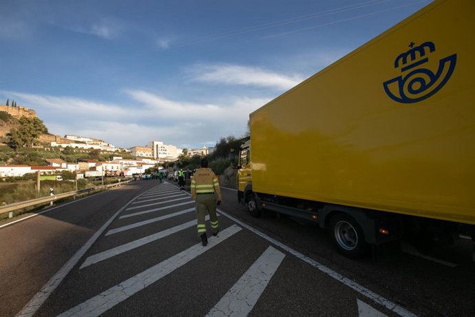 Atasco provocado por el corte de los trabajadores municipales convocado por no recibir sus nóminas, a 11 de noviembre de 2021, en Alburquerque, Badajoz, Extremadura, (España). Desde las 9 hasta las 11 de la mañana, empleados municipales del Ayuntamiento