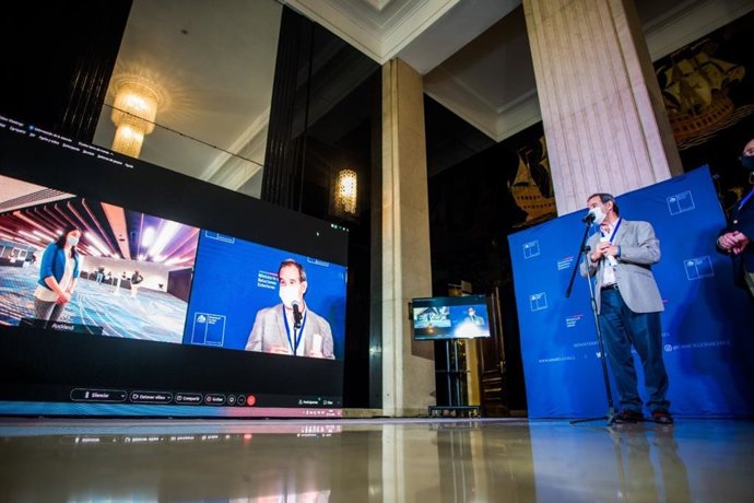 El ministro de Exteriores chileno, Andrés Allamand, inaugura en un acto la apertura de la primera mesa electoral en el extranjero para las presidenciales del domingo