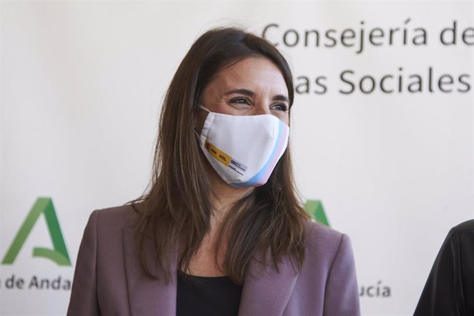 La ministra de Igualdad, Irene Montero, posa durante la visita a la Consejería del Igualdad de la Junta Andalucía en Sevilla