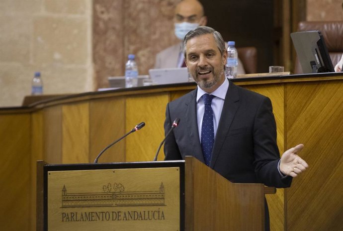 Archivo - El consejero de Hacienda, Juan Bravo, en el Parlamento (Fotografía de archivo)