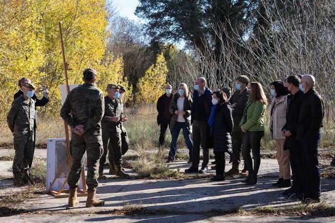 La ministra de Defensa, Margarita Robles, durante una visita al campamento de Monte La Reina (Zamora)