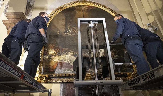 Técnicos proceden al desmontaje de la obra 'Fines gloriae mundi' en el Hospital de la Caridad para su traslado al Museo de Bellas Artes con motivo de la exposición 'Valdés Leal (1622-1690)'.