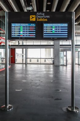 Archivo - Una de las salas del aeropuerto de La Palma vacío, después de su cierre como consecuencia de la nube de ceniza del volcán de Cumbre Vieja, a 24 de septiembre de 2021, en La Palma, Santa Cruz de Tenerife, Canarias (España). El aumento de la act