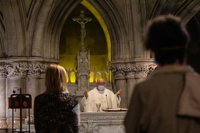 Archivo - Fieles celebran la Santa Misa en la cripta de la Catedral de  María Inmaculada (catedral nueva) en Vitoria